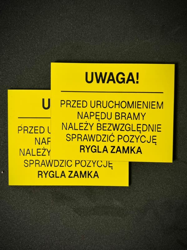 Tabliczka ostrzegawcza w kolorze żółtym