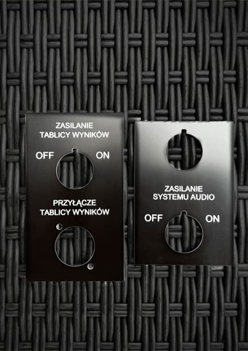 Tabliczka z oznaczeniami przycisków i przełączników na panelu kontrolnym maszyny