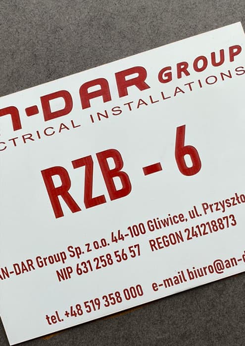 Tabliczka znamionowa samoprzylepna z instrukcją awaryjnego wyłączania maszyny w przypadku zagrożenia