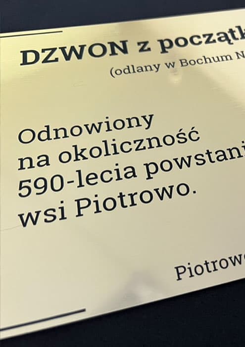 Tabliczka pamiątkowa na ścianę z grawerowanymi imionami i datą ślubu wykonana z laminatu grawerskiego o metalicznym wykończeniu