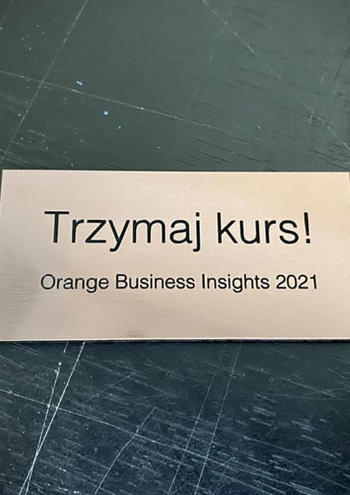 Tabliczka pamiątkowa z grawerowanym napisem na laminacie grawerskim w metalicznym kolorze