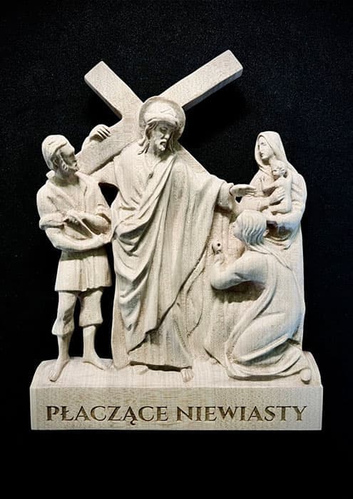 Rzeźba wykonana z drewna z opisem grawerowanym laserowo