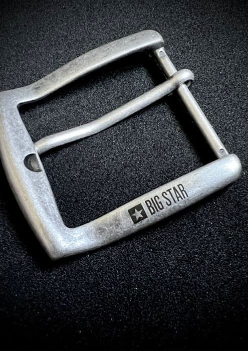 Metalowa klamerka do paska z logo bigstar, wygrawerowana laserowo