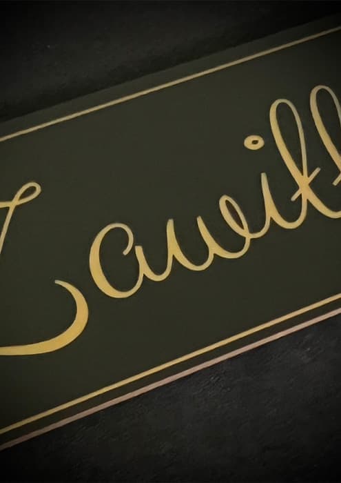 Tabliczka na drzwi wygrawerowanym na złoto nazwiskiem