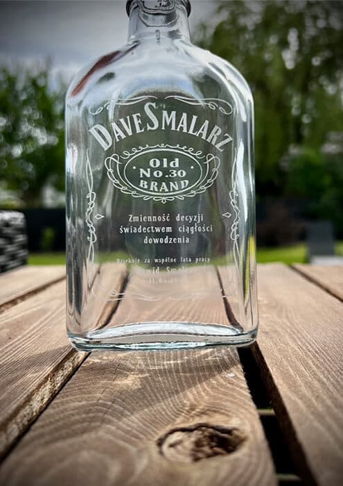 Elegancka szklana butelka z wyjątkowym grawerem laserowym na powierzchni