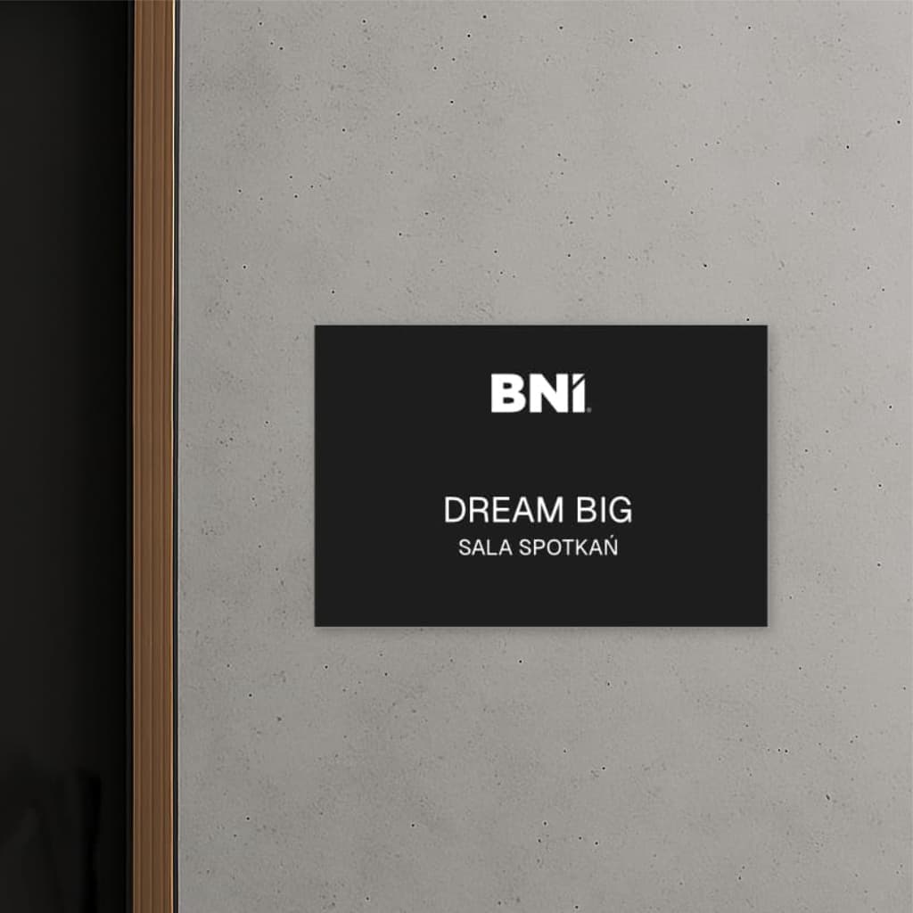 Tabliczka na drzwi do biura, wykonana z laminatu grawerskiego. Czarna z piktogramem.