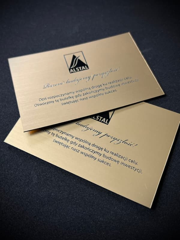 Grawerowana tabliczka pamiątkowa, złota