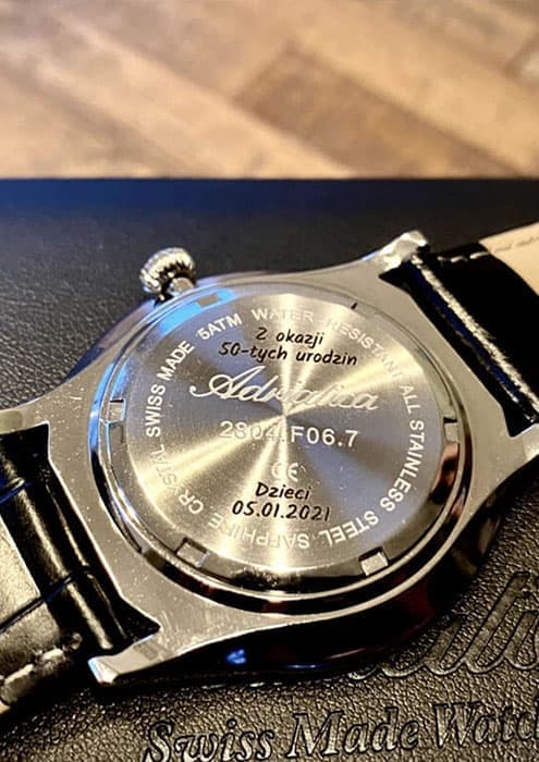 Zegarek ze spersonalizowanym grawerem laserowym na dekielku