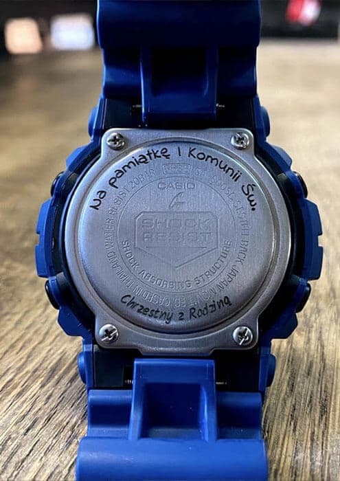 Zegarek z grawerowanym laserowo tekstem na dekielku